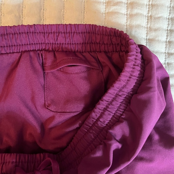 Old Navy Active 3” Dolphin Hem Shorts - Picture 2 of 3